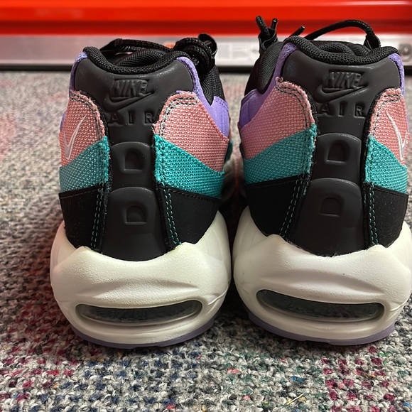 Nike - Picture 4 of 7